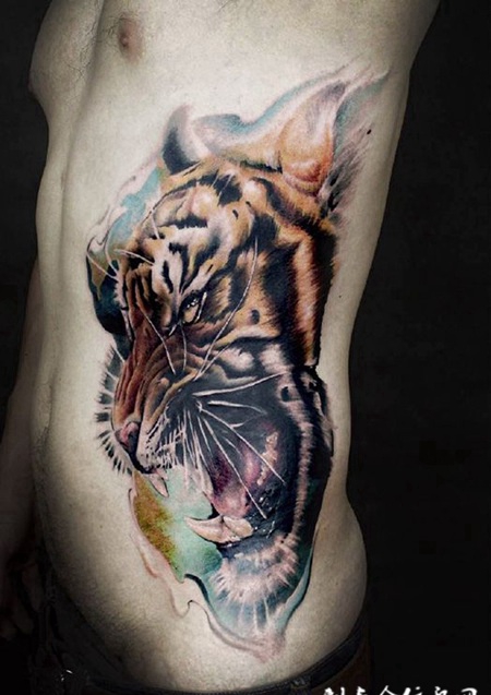 王之咆哮，侧腰写实虎头彩绘纹身