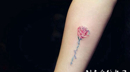 玫瑰花语，手臂玫瑰花彩绘纹身