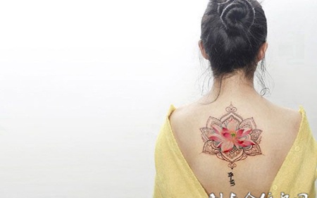 平安是福，后背彩莲个性纹身