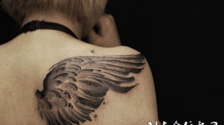 展翅翱翔，披肩个性水墨翅膀纹身