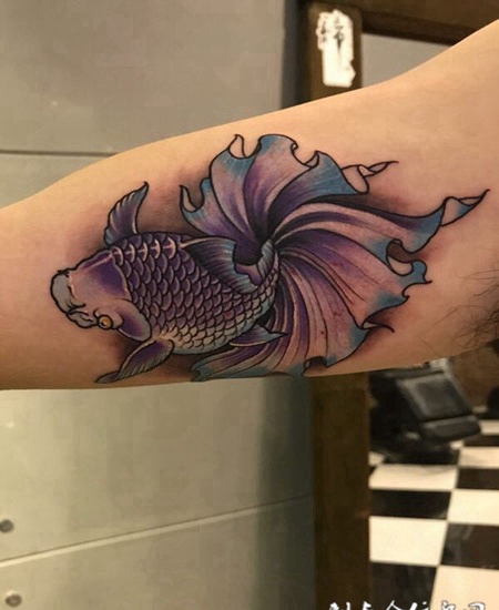 如鱼得水，手臂可爱的小金鱼彩绘纹身