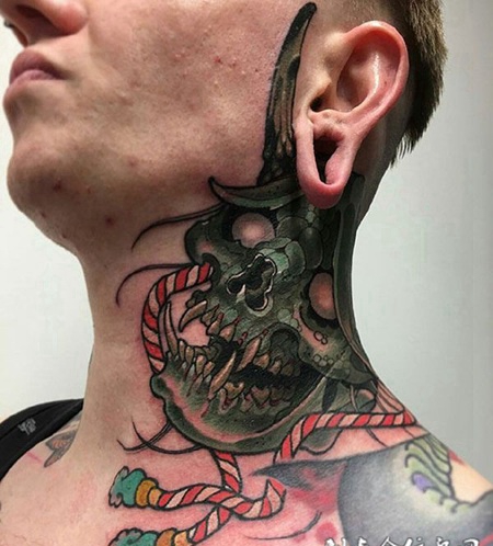 青面獠牙，颈部般若彩绘纹身