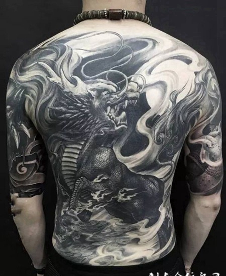 麒麟啸月，满背黑灰麒麟纹身图案