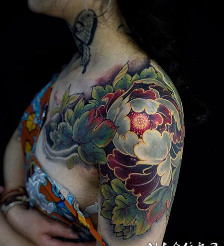 百花之王，披肩牡丹花彩绘纹身
