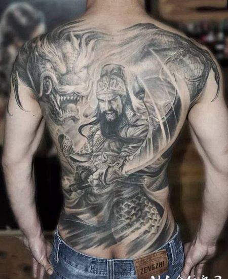 横刀立马，满背关公降龙霸气纹身