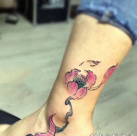 莲池飘香，脚踝中国风莲花纹身图案