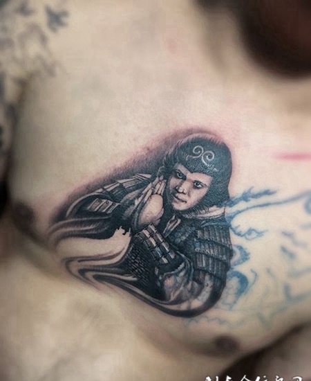 大彻大悟，胸部斗战胜佛肖像纹身