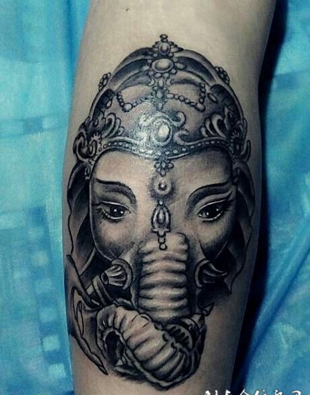 慈悲为怀，小腿黑灰象神纹身图案