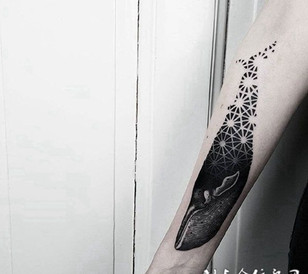 北冥有鱼，手臂几何风格鲸鱼纹身
