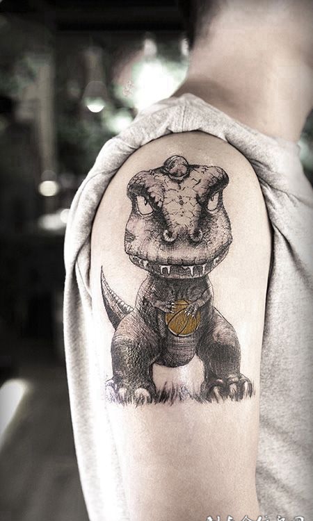 远古巨兽，手臂可爱小恐龙卡通素描纹身