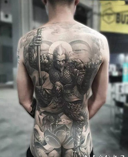 修成正果，满背斗战胜佛黑灰纹身