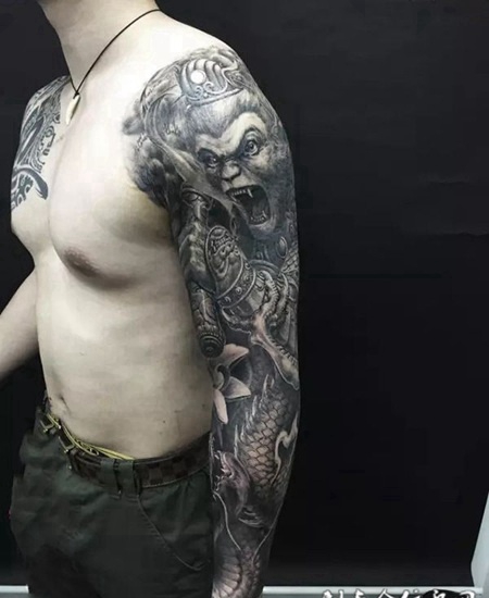 当头棒喝，斗战胜佛黑灰花臂纹身图案