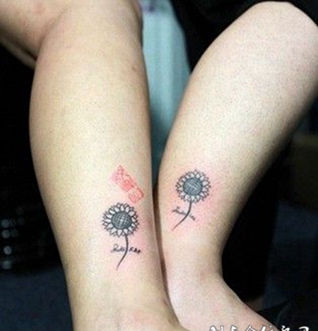 情侣脚部向日葵纹身图案