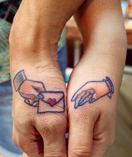 恋人手部彰显爱情小巧信封纹身图案