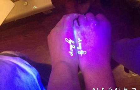 情侣手臂唯美英文夜光纹身图片