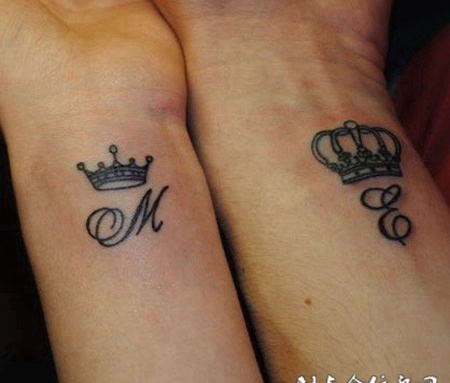 时尚大气手上王冠情侣纹身图案