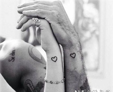 用纹身来诠释的爱情