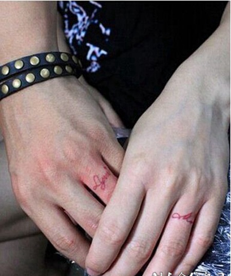 情侣手指清新纹身许下爱的誓言