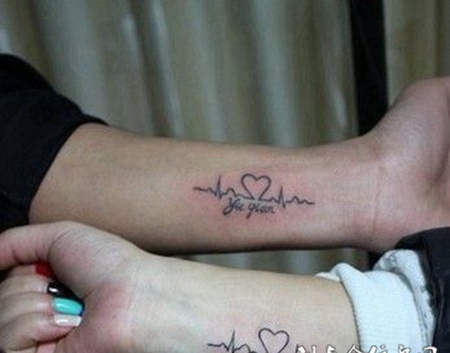 脚踝上情侣纹身心跳图心电图