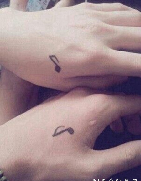 虎口上唯爱的情侣纹身