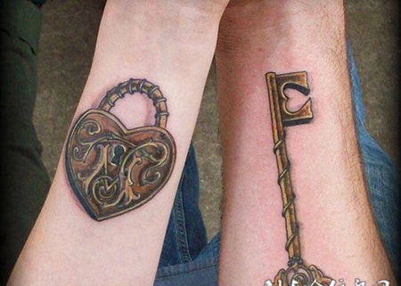 情侣钥匙和锁爱之纹身
