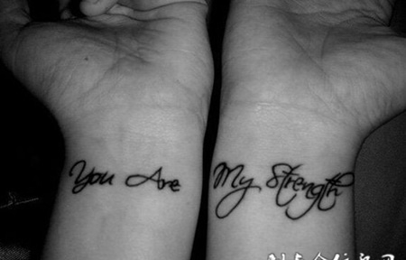 十指紧扣情侣纹身图案