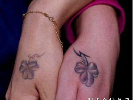精美三叶草情侣纹身