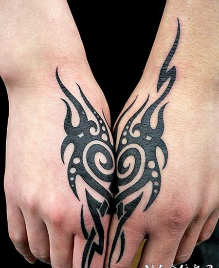 情侣黑白图腾对称纹身