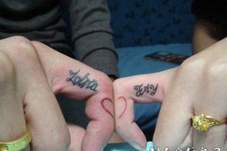 流行对称爱心情侣纹身