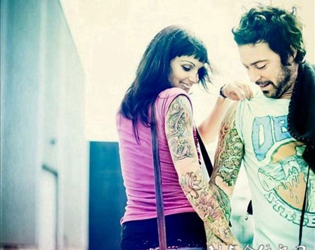 欧美男女的手臂情侣纹身