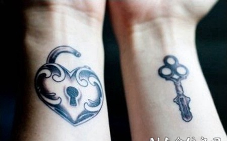 情侣手臂爱心锁纹身