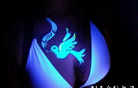 性感女生胸前艺术夜光纹身图片