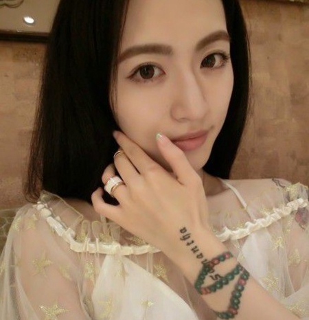 美女手腕唯美3D手链与藏文纹身图案