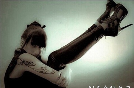 潮流女生胳膊个性藤蔓纹身图片