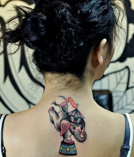 女生颈背卡通大象精致纹身图案