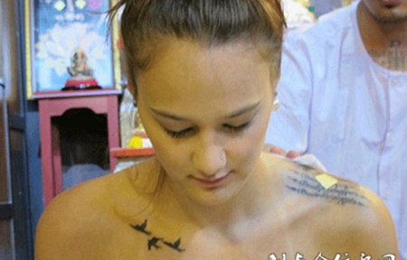 美女黑色纹身经文图片欣赏