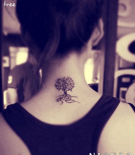 女孩背部唯美小树艺术纹身图案