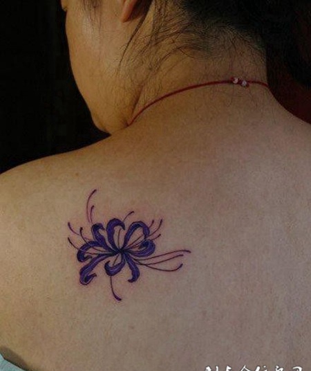 女性肩部唯美彼岸花个性纹身图片