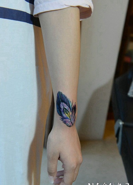 美女手部艺术羽毛彩绘纹身图案
