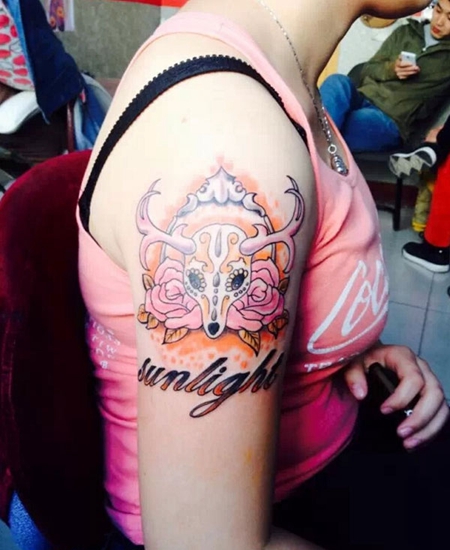 女性手臂另类羚羊彩绘纹身图案