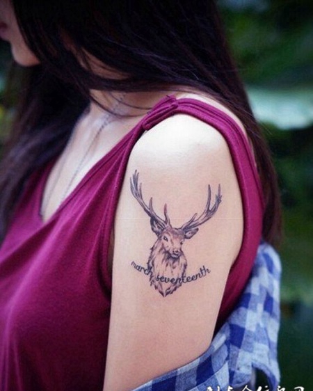 女性手臂羚羊与字母艺术纹身图案