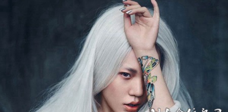 白发美女手腕非主流彩绘纹身图案