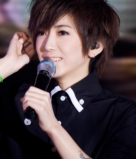 短发美眉半露手臂黑色刺青图案