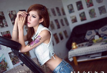 性感美女手臂彩绘图案