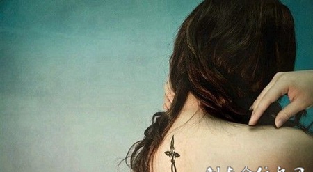 美女后背简约十字架纹身图案