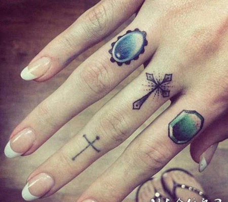 美女手指彩色戒指与简约十字架纹身图案