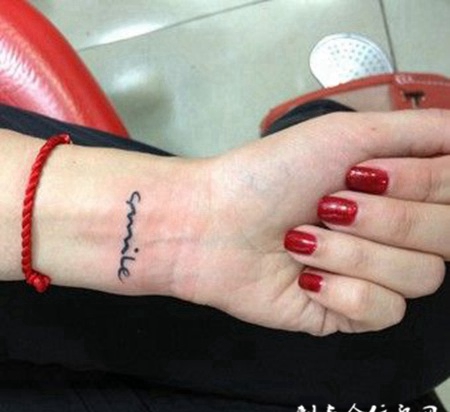 美女手上梵文纹身图案