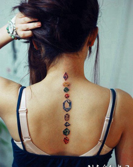 美女背部钻石彩绘纹身图案
