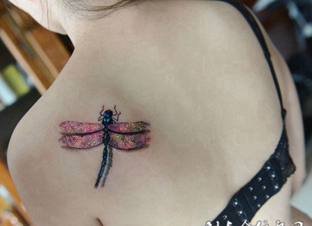性感美女身上3D彩色蜻蜓纹身图案
