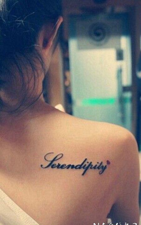 美眉左肩唯美梵文刺青图案